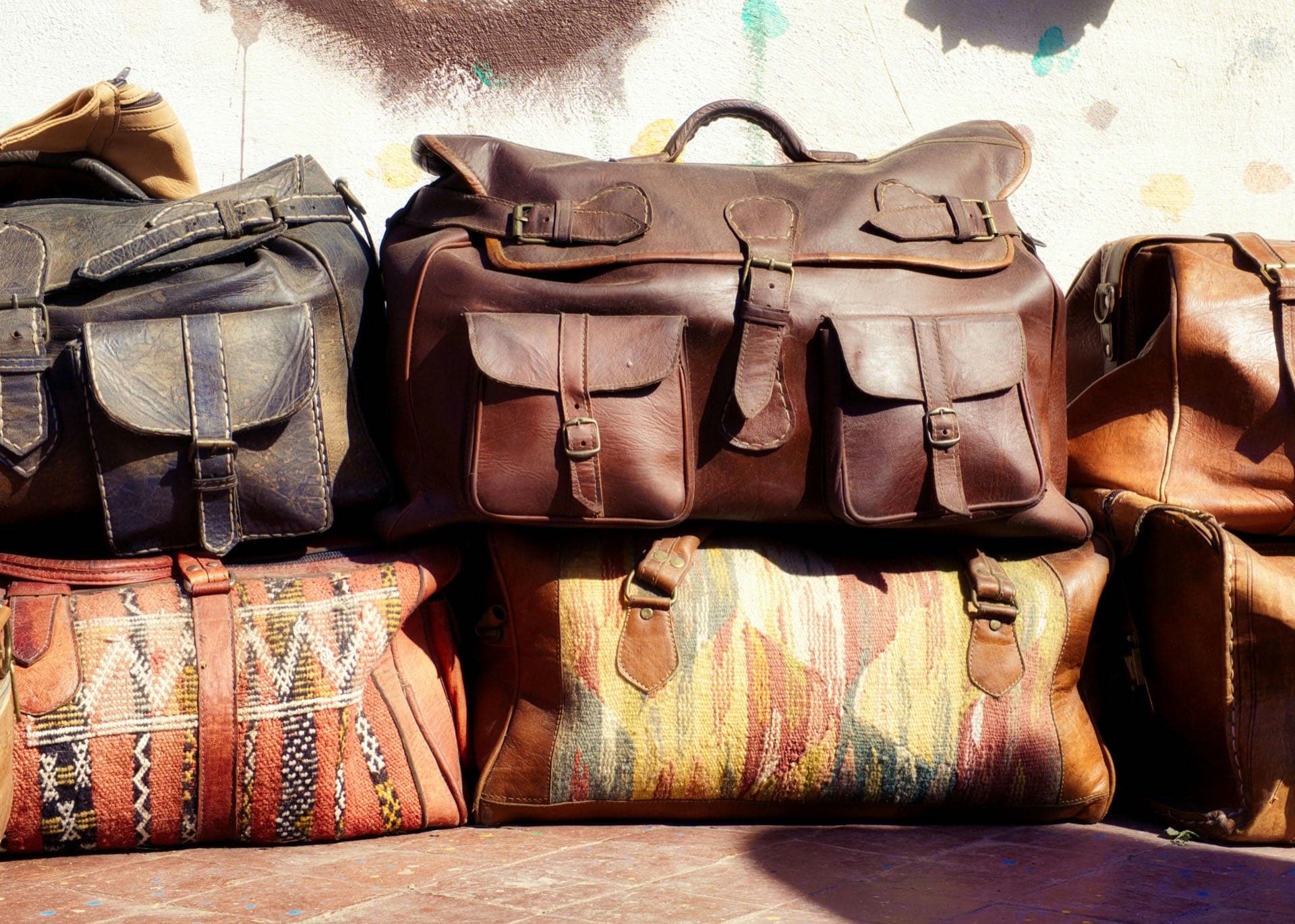 Sacs de voyage en cuir artisanaux avec boucles en laiton — service de réparation de bagages au Canada