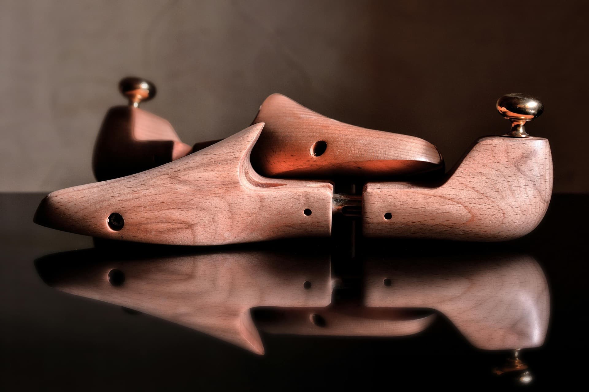 Embauchoirs en bois de cèdre haut de gamme avec garnitures en laiton pour service professionnel d'élargissement de chaussures au Canada